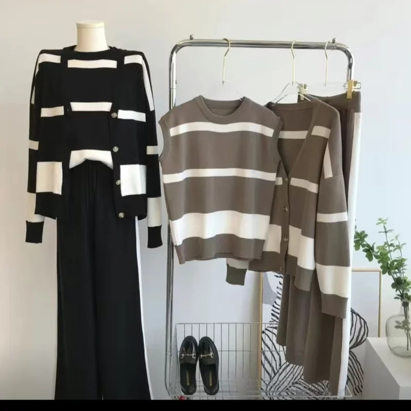 Ensemble 3 Pièces Laine Douce Cardigan — détail de la structure sur portant